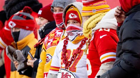 temperature at chiefs game today hourly